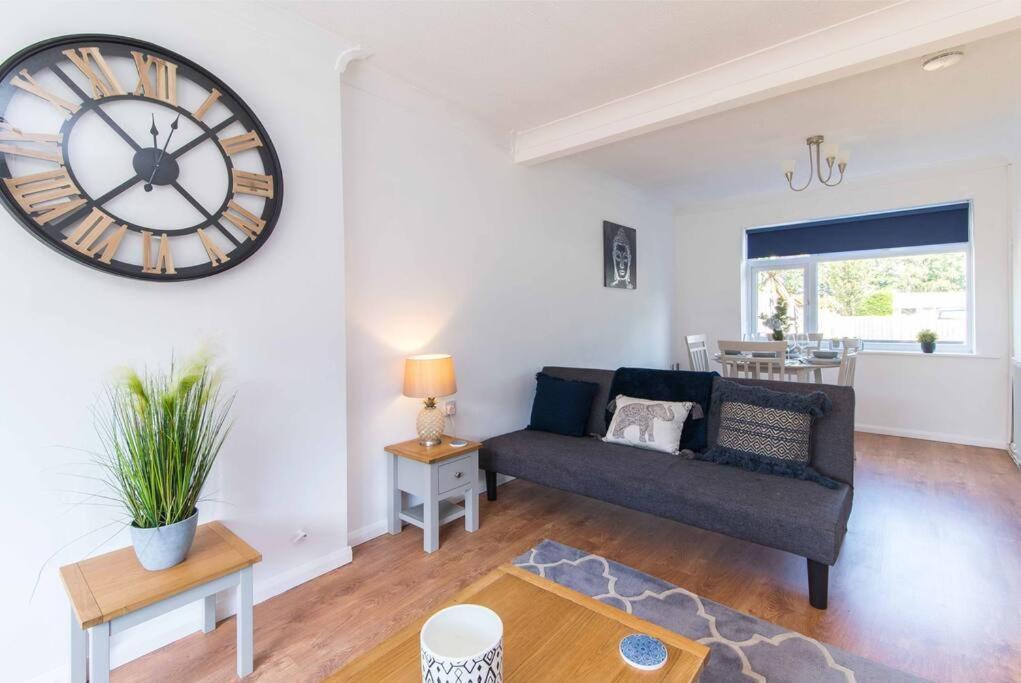 Modern Three Bedroom Home In קאסל דונינגטון מראה חיצוני תמונה